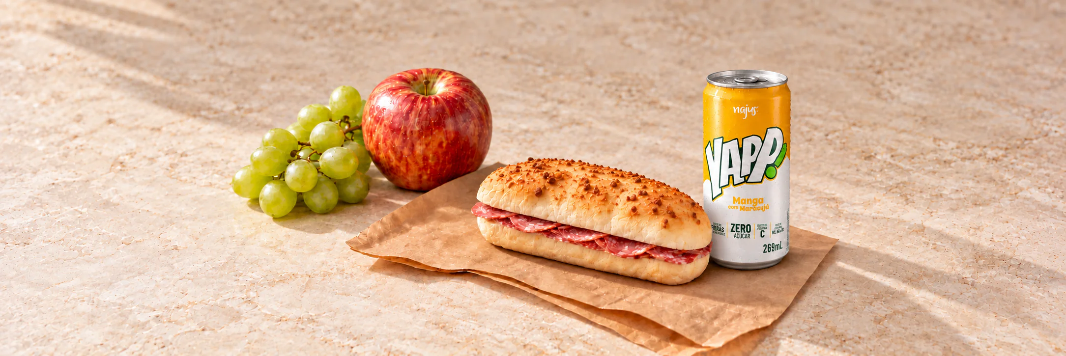 Kit lanche UniA com sanduíche de salame, maçã, uvas e Yapp Manga com Maracujá